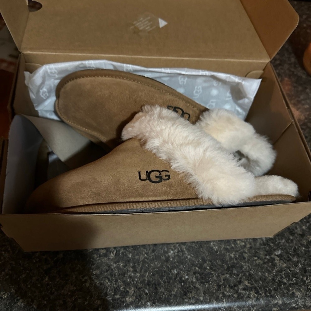 Ugh slippers new in box size 9